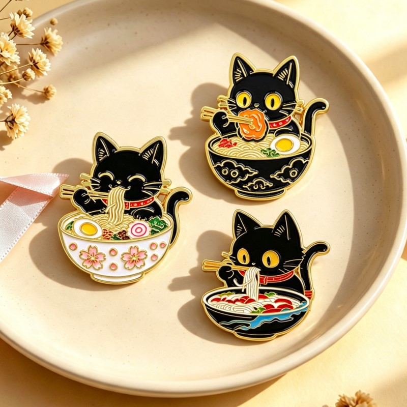 Enamel Pin Set - เข็มกลัดโลหะรูปแมวดำน่ารักกำลังกินบะหมี่ ของตกแต่งเสื้อผ้า กระเป๋าเป้ ของขวัญเครื่องประดับน่ารัก